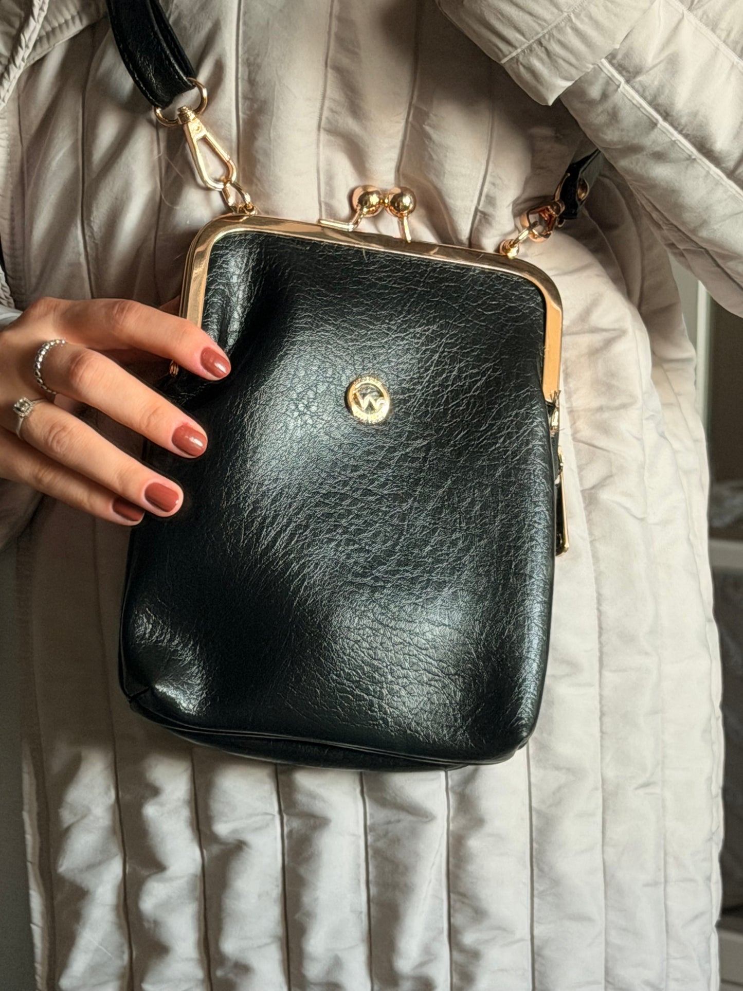 ESTELA ÖPÜCÜK KİLİTLİ ÇOK GÖZLÜ KADIN OMUZ ÇANTASI