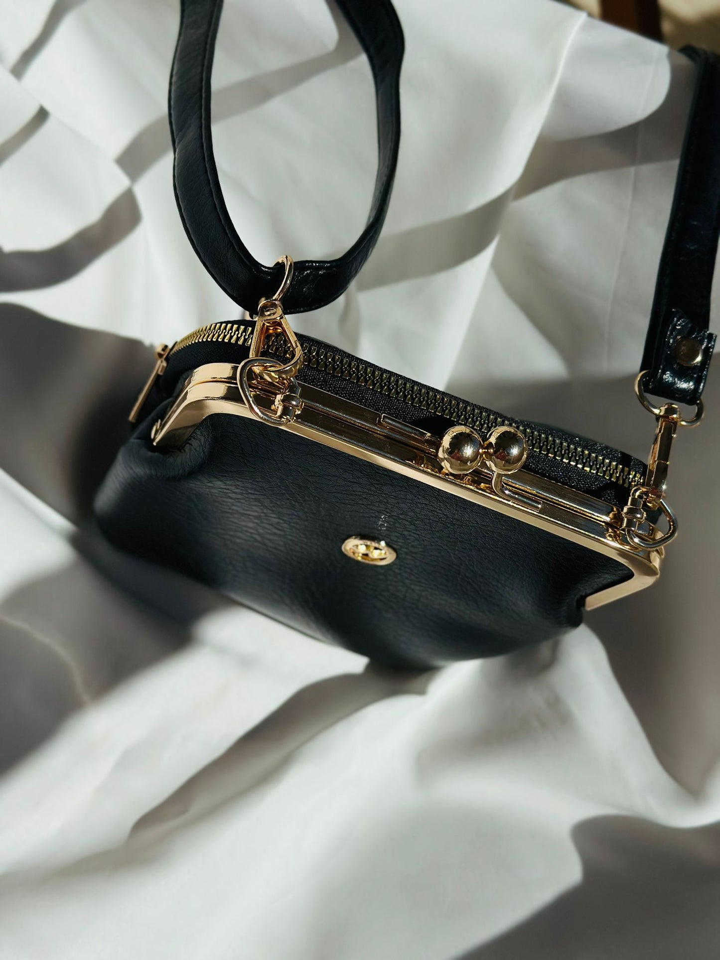 ESTELA ÖPÜCÜK KİLİTLİ ÇOK GÖZLÜ KADIN OMUZ ÇANTASI