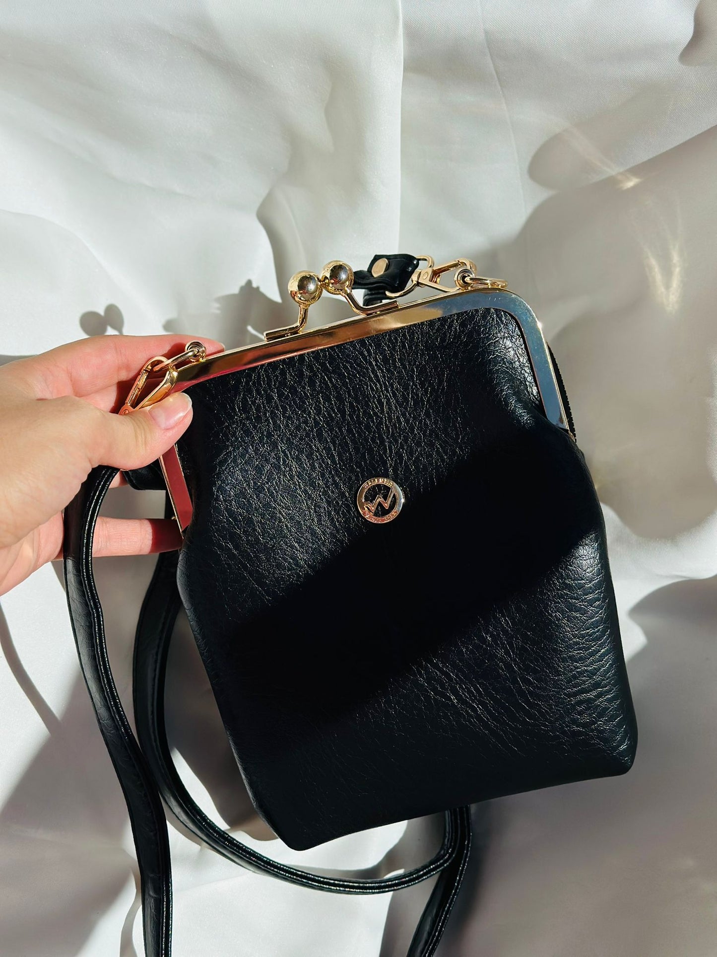 ESTELA ÖPÜCÜK KİLİTLİ ÇOK GÖZLÜ KADIN OMUZ ÇANTASI