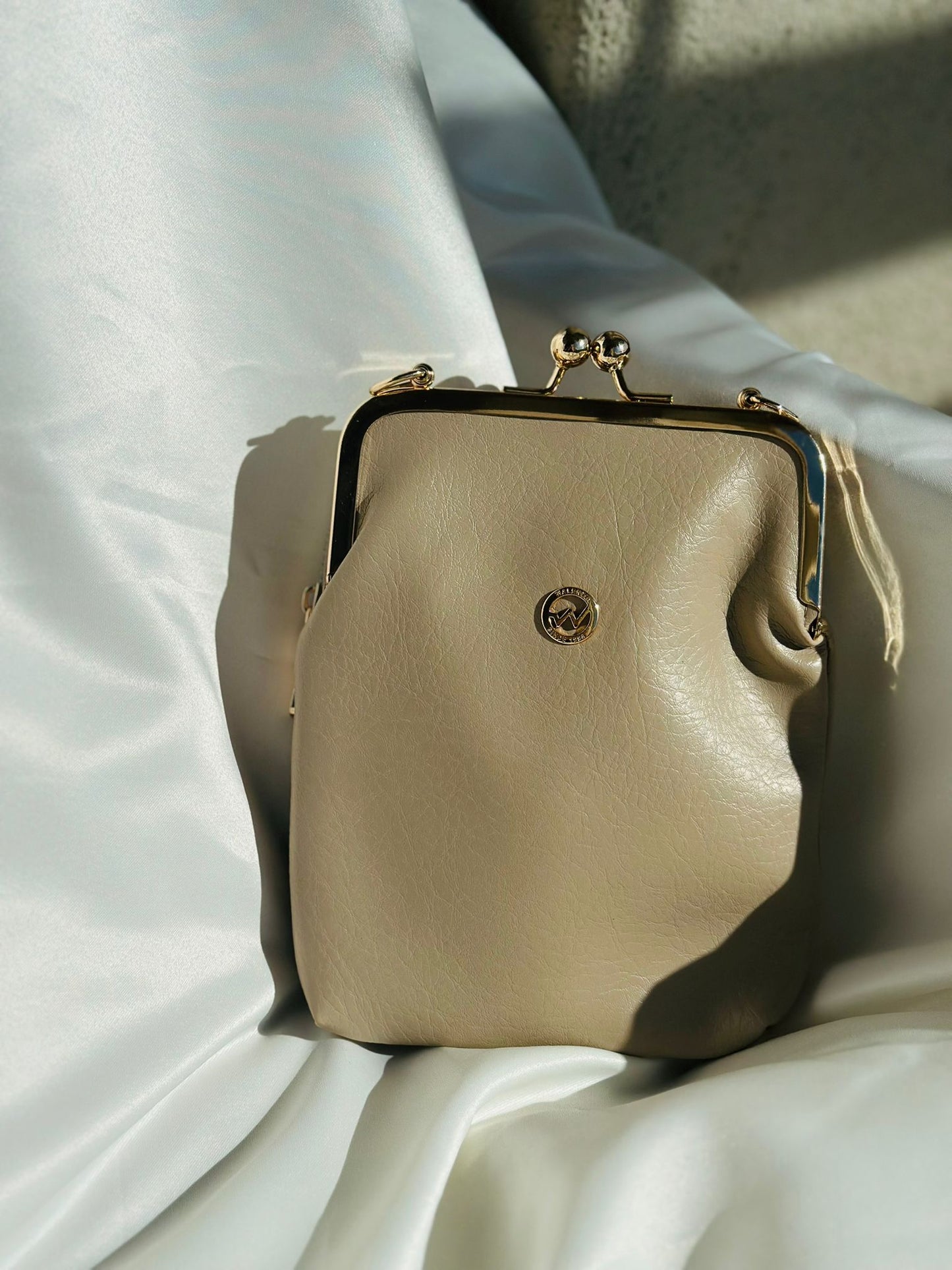 ESTELA ÖPÜCÜK KİLİTLİ ÇOK GÖZLÜ KADIN OMUZ ÇANTASI