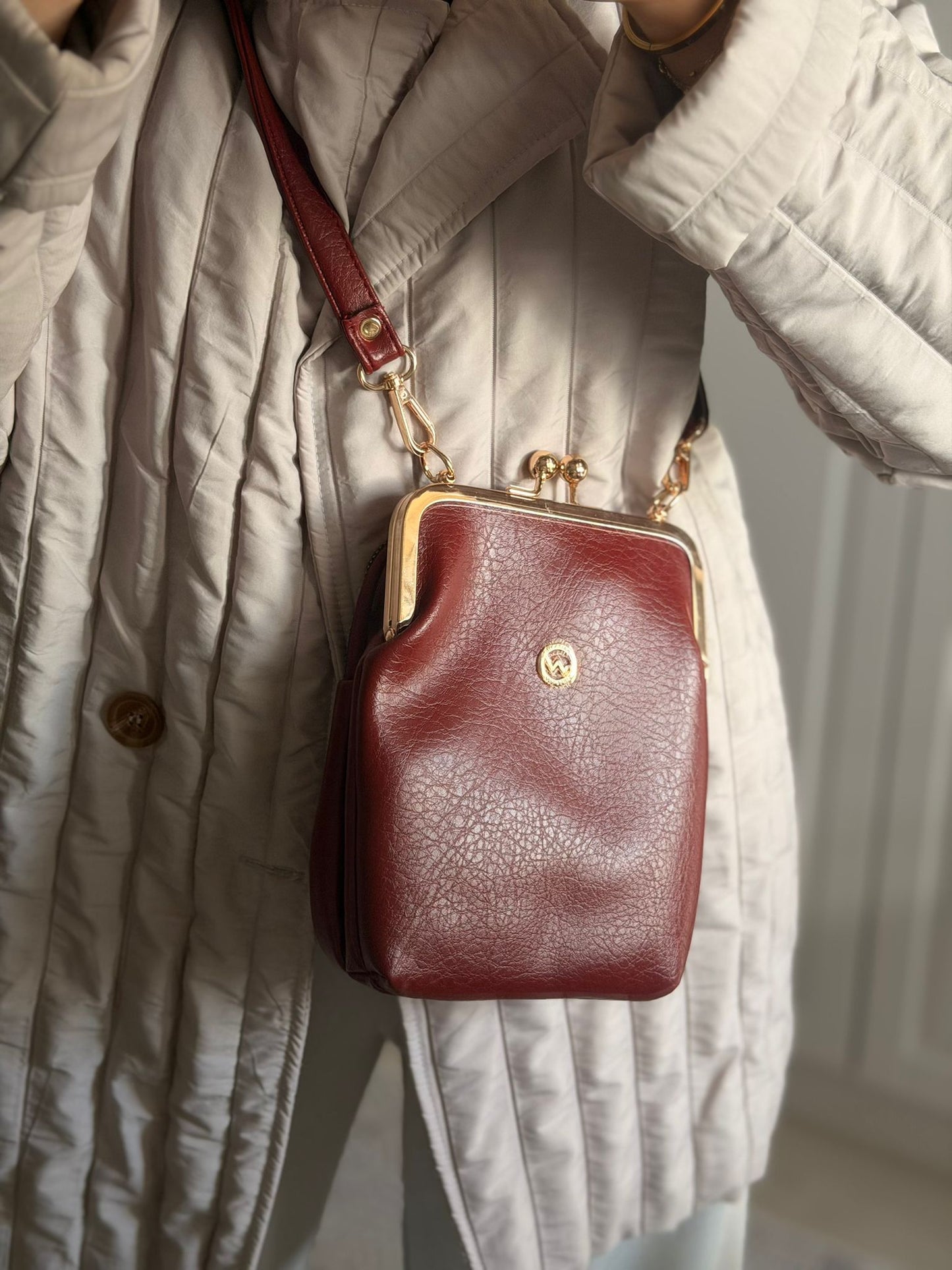 ESTELA ÖPÜCÜK KİLİTLİ ÇOK GÖZLÜ KADIN OMUZ ÇANTASI