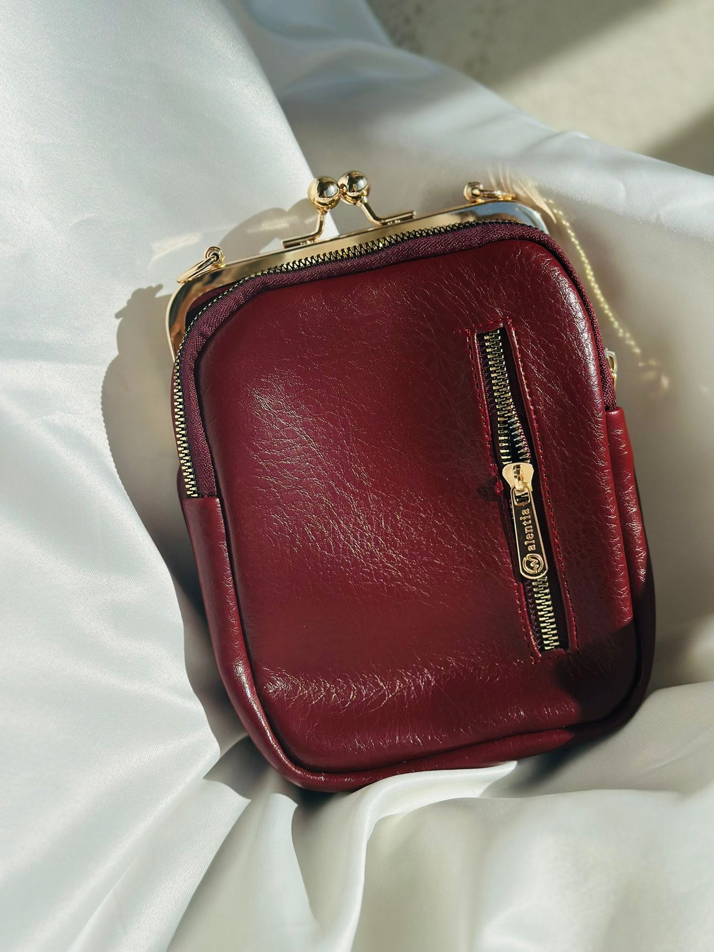 ESTELA ÖPÜCÜK KİLİTLİ ÇOK GÖZLÜ KADIN OMUZ ÇANTASI