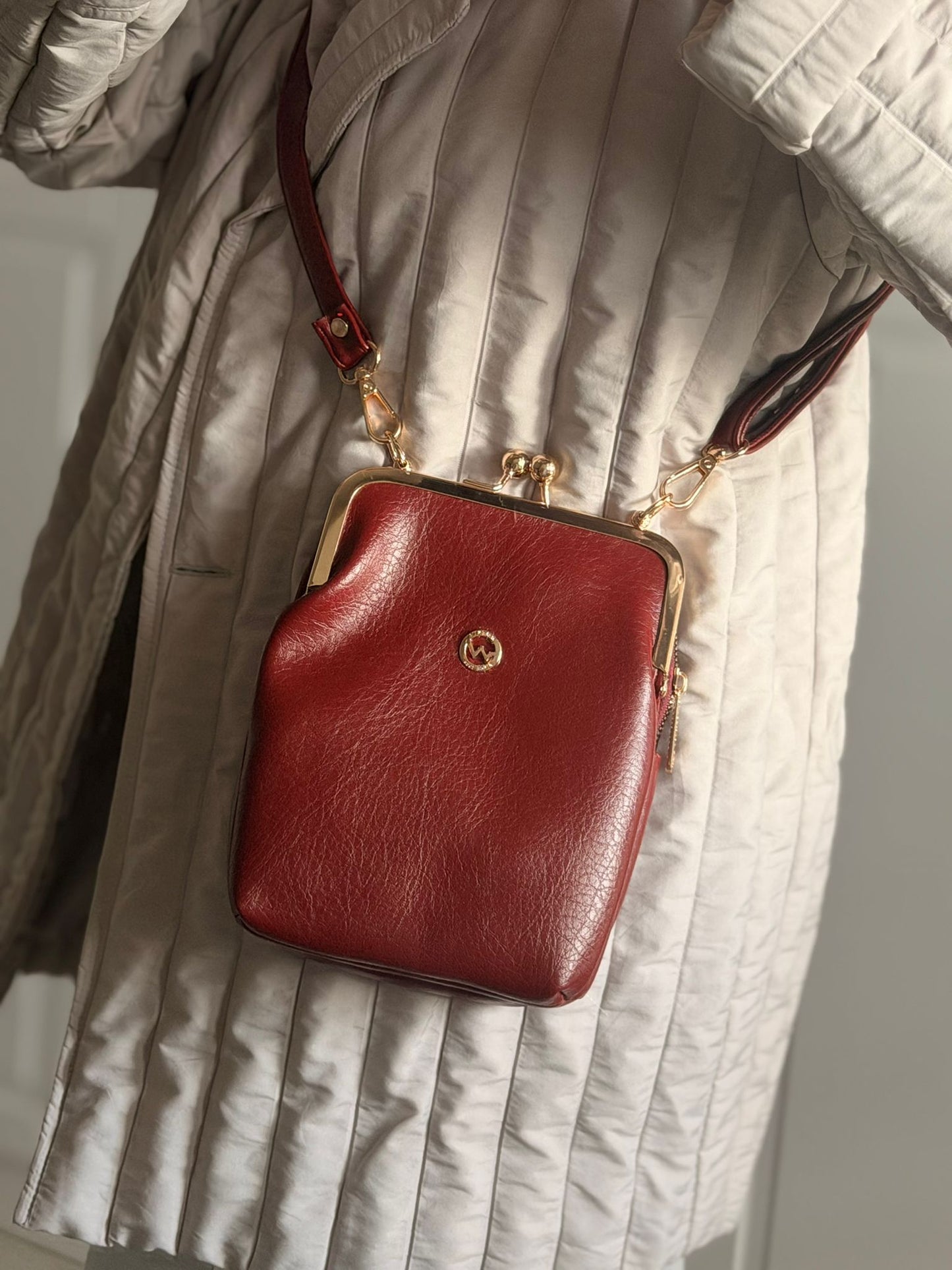 ESTELA ÖPÜCÜK KİLİTLİ ÇOK GÖZLÜ KADIN OMUZ ÇANTASI