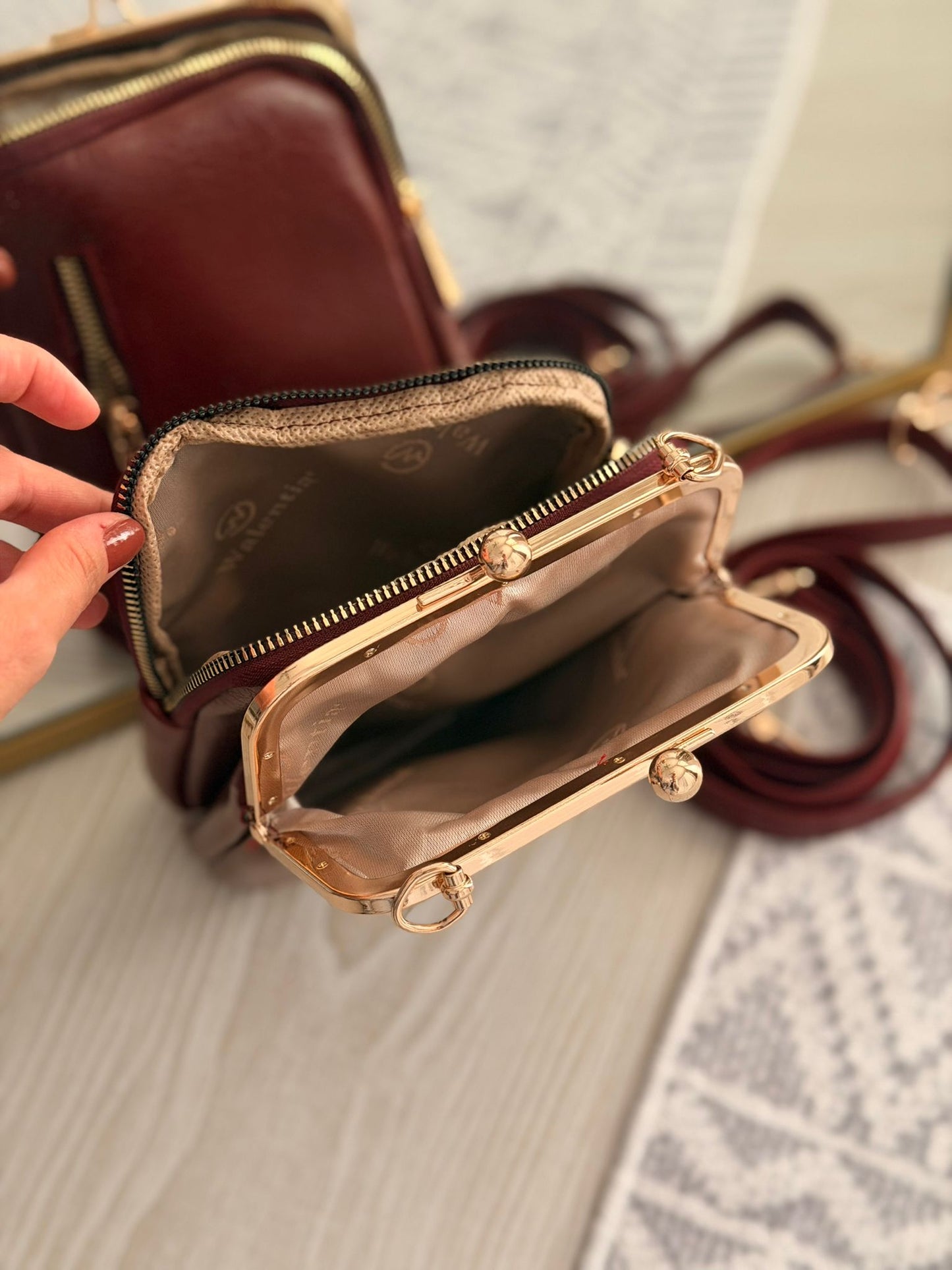 ESTELA ÖPÜCÜK KİLİTLİ ÇOK GÖZLÜ KADIN OMUZ ÇANTASI