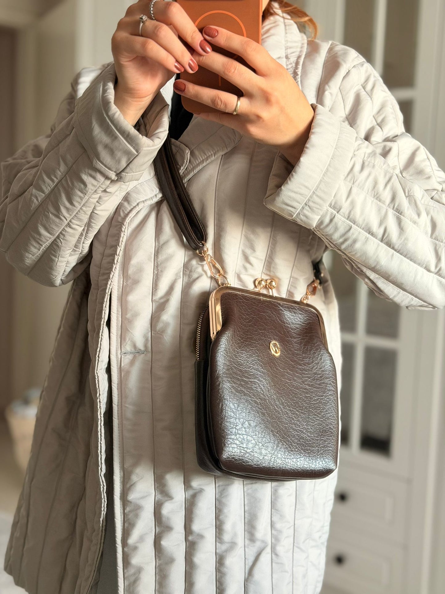 ESTELA ÖPÜCÜK KİLİTLİ ÇOK GÖZLÜ KADIN OMUZ ÇANTASI