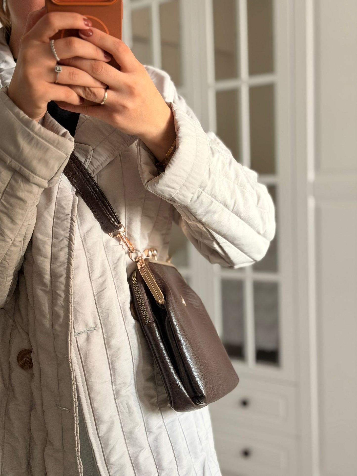 ESTELA ÖPÜCÜK KİLİTLİ ÇOK GÖZLÜ KADIN OMUZ ÇANTASI