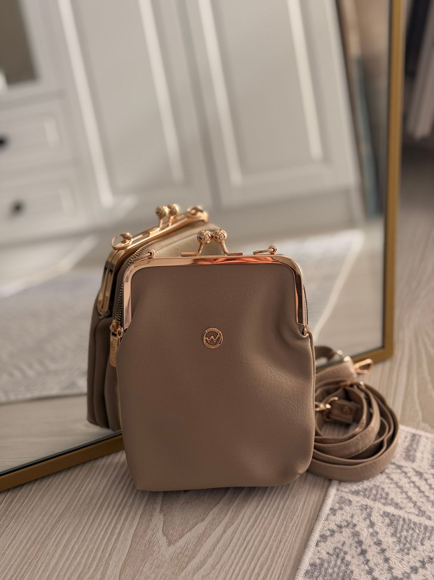 ESTELA ÖPÜCÜK KİLİTLİ ÇOK GÖZLÜ KADIN OMUZ ÇANTASI