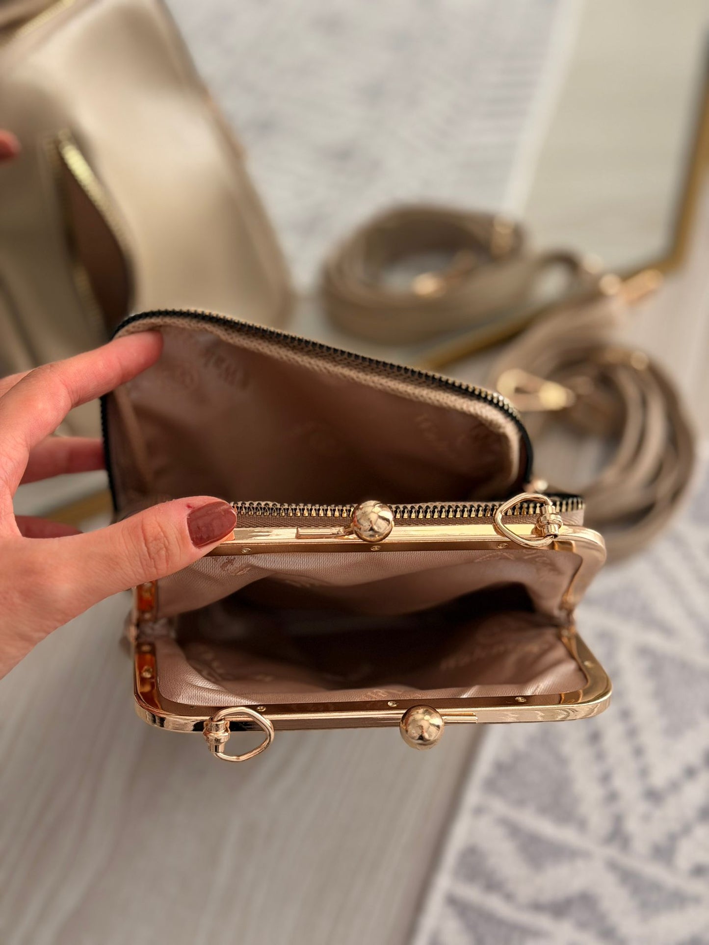 ESTELA ÖPÜCÜK KİLİTLİ ÇOK GÖZLÜ KADIN OMUZ ÇANTASI