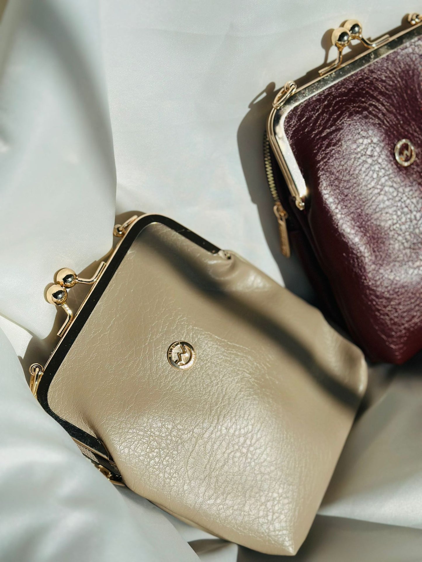 ESTELA ÖPÜCÜK KİLİTLİ ÇOK GÖZLÜ KADIN OMUZ ÇANTASI