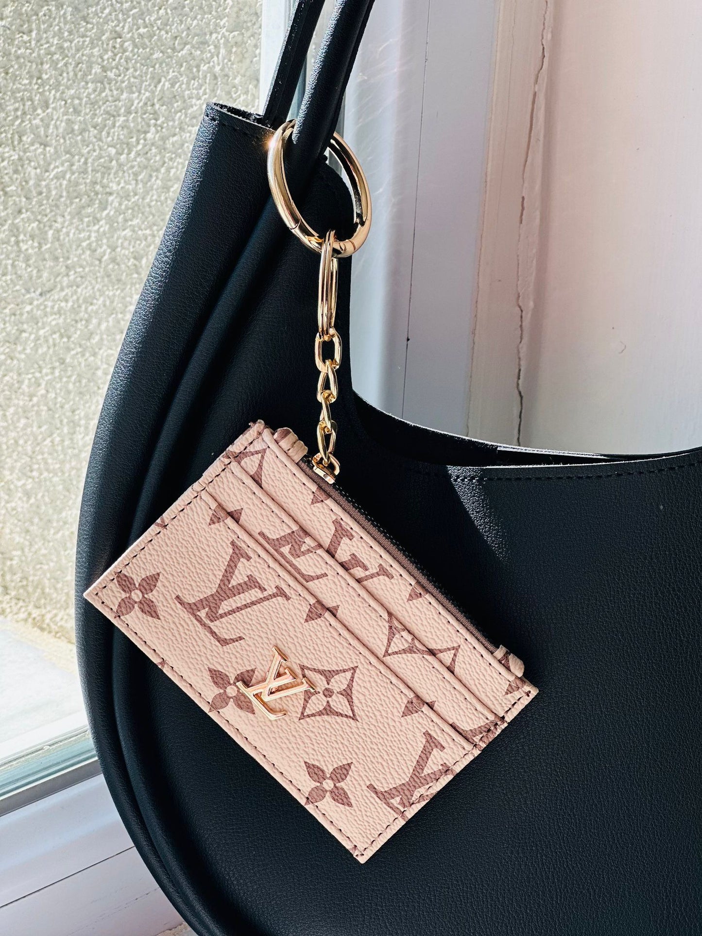 Serra, Suni Deri, Bozuk Para Gözlü,  Kadın Kartlık ve Charm