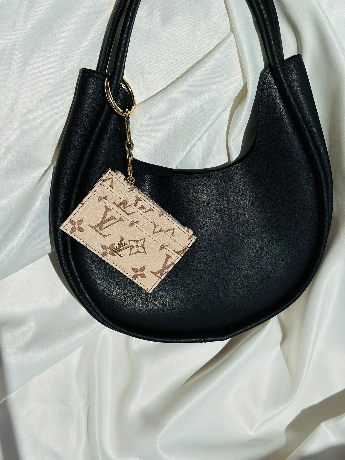 Serra, Suni Deri, Bozuk Para Gözlü,  Kadın Kartlık ve Charm