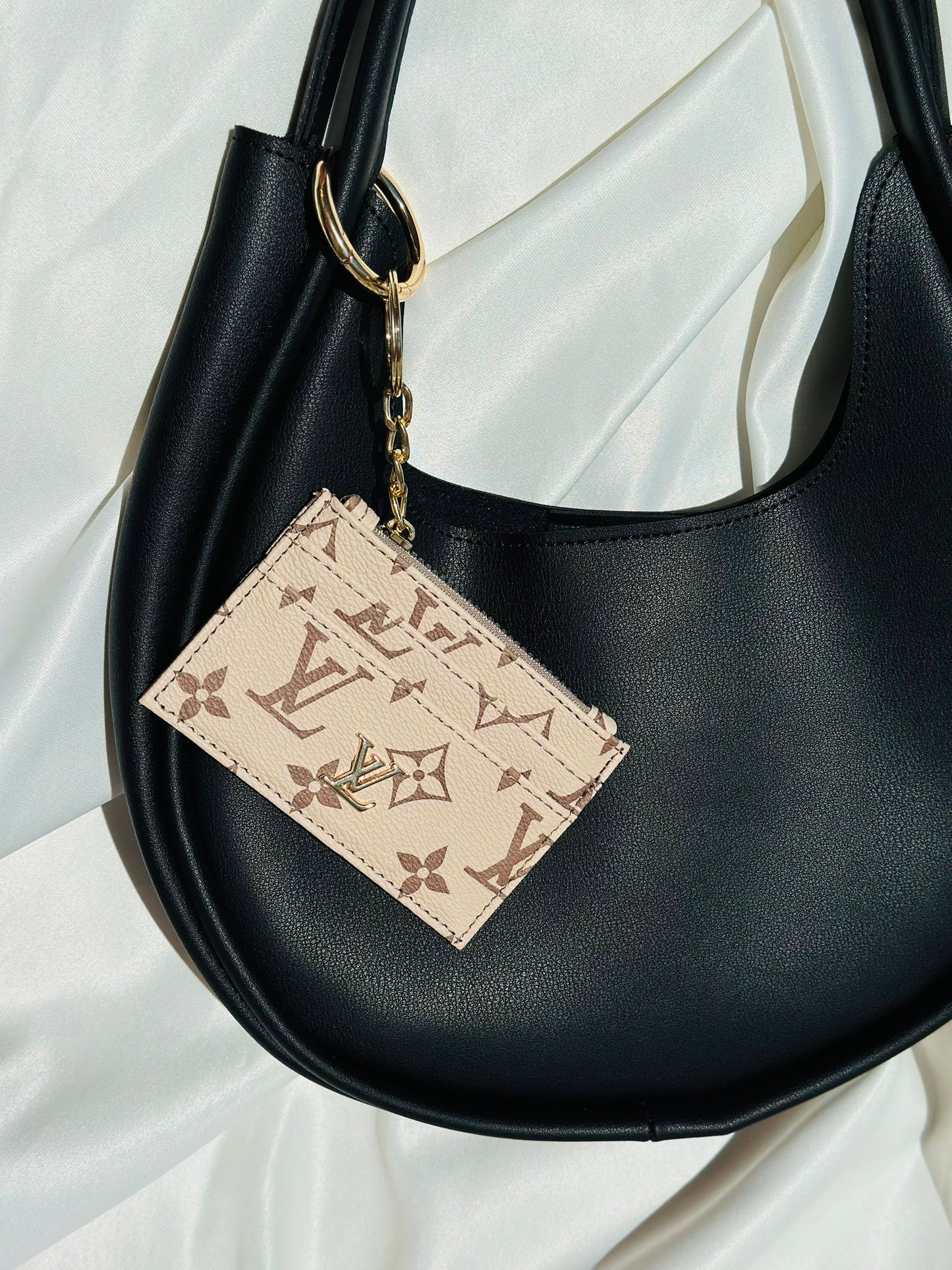 Serra, Suni Deri, Bozuk Para Gözlü,  Kadın Kartlık ve Charm